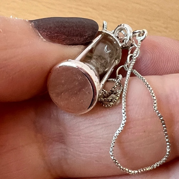 VINTAGE HOURGLASS SAND CLOCK PENDANT CHAIN NECKLACE SILVERTONE METAL VERY UNIQUE - Picture 9 of 16